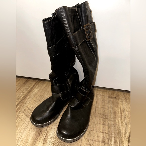 Boots - Picture 1 of 4